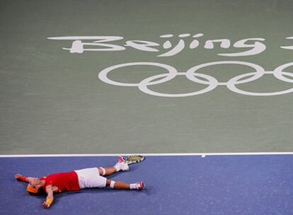 Rafa Nadal celebra su victoria tumbado en el suelo tras el ltimo golpe ganador frente al chileno Fernando Gonzlez.