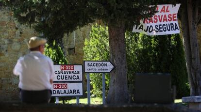 Sacedón, a 85 kilómetros de Cuenca y gobernado por el PSOE, se ha llenado de carteles en contra del trasvase.