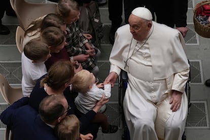 El Papa sostiene la mano de un niño mientras saluda a los fieles al final de su audiencia general semanal en el Aula Pablo VI, en el Vaticano, el miércoles 12 de febrero de 2025.