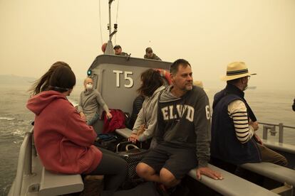 "Se espera que 1.000 personas hayan sido evacuadas de la zona esta tarde", declaró el primer ministro australiano Scott Morrison. En la imagen, vecinos de Mallacoota son evacuados a uno de los buques de la marina australiana, este viernes.