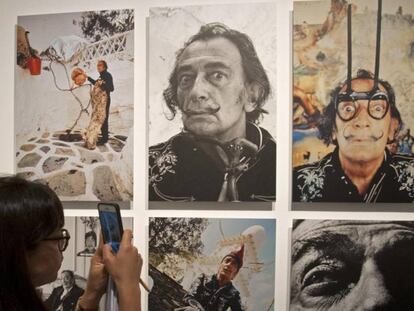 Imagen de la exposición de fotos de Robert Whitaker sobre Dalí. 