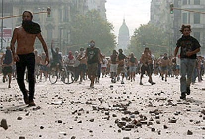 Centenares de argentinos, durante las protestas contra el Gobierno en Buenos Aires en diciembre del año pasado.