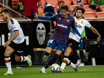 Guedes trata de frenar el avance de Campaña en Mestalla.