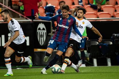 Guedes trata de frenar el avance de Campaña en Mestalla.