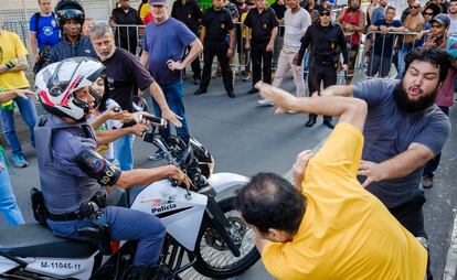 Marcus Santana é agredido por manifestante favorável ao golpe de 1964
