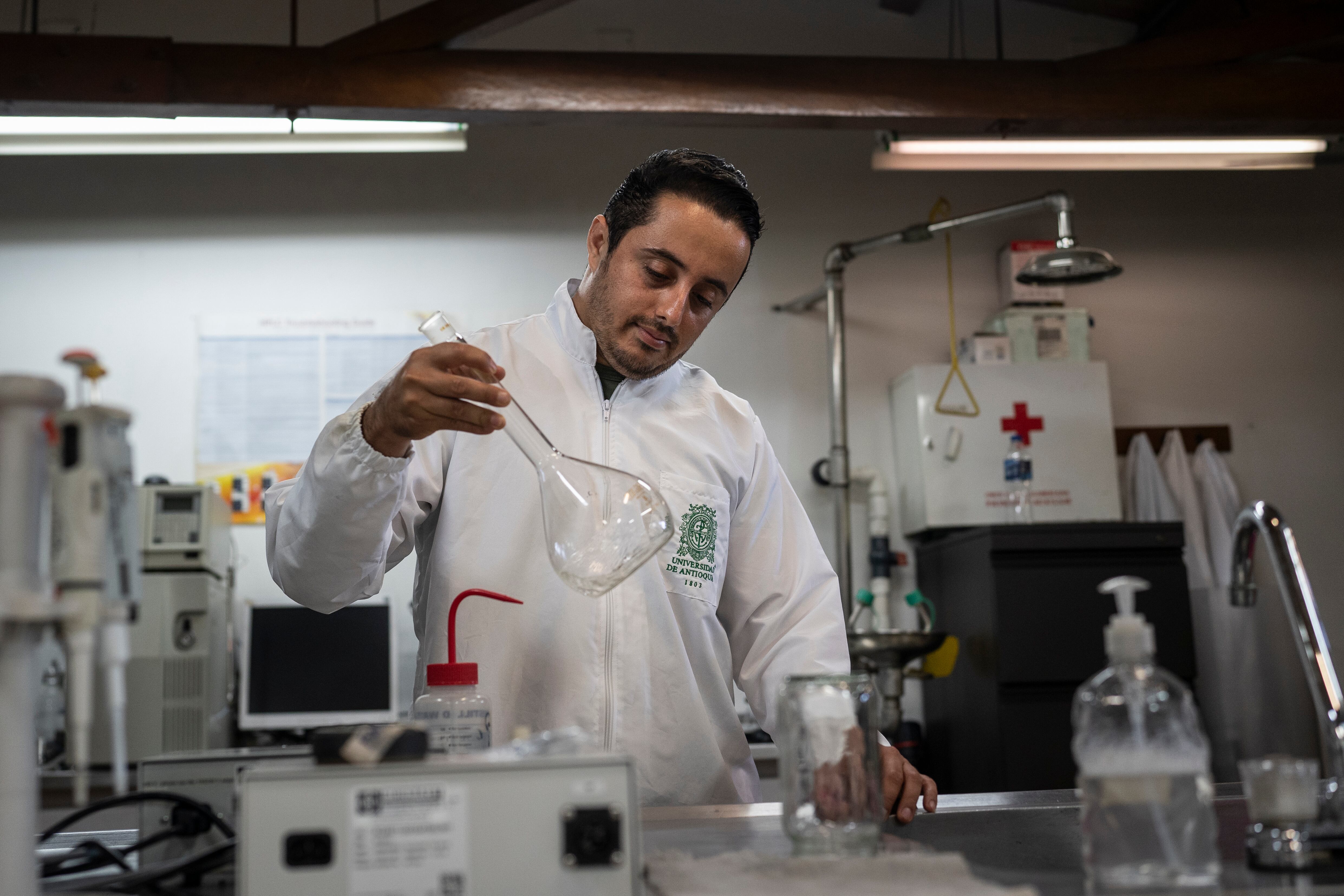 Robinson Agudelo, analiza muestras de agua, en el laboratorio de la Universidad de Antioquia, en Medellín.