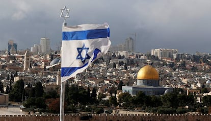 Una bandera de Israel, con Jerusal&eacute;n al fondo, en diciembre.