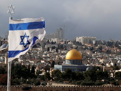 Una bandera de Israel, con Jerusal&eacute;n al fondo, en diciembre.