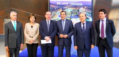 Jose Luis Bilbao (cuarto por la izquierda) en el acto de inauguración del XI Congreso de la Asociación de Palacios de Congresos del Estado (APCE) en el Euskalduna.