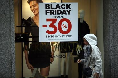 Una mujer pasa frente a una tienda de la calle Preciados de Madrid