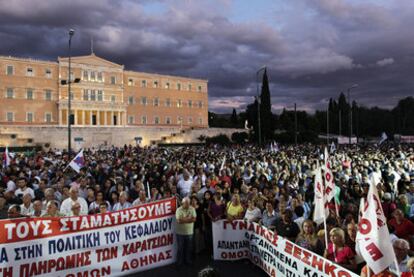Manifestantes contra el plan de austeridad, ayer, en el centro de Atenas.