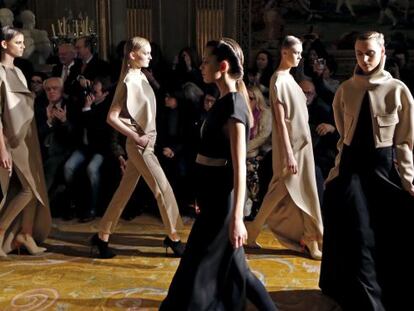 Un momento del desfile de Amaya Arzuaga ayer en Par&iacute;s.