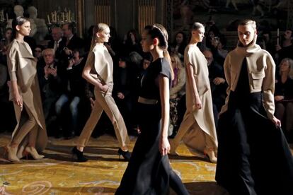 Un momento del desfile de Amaya Arzuaga ayer en Par&iacute;s.