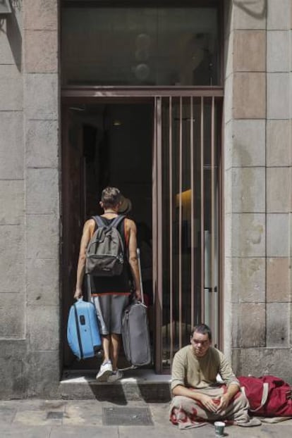 Turistes arriben a un pis tur&iacute;stic al barri del G&ograve;tic, a Barcelona.