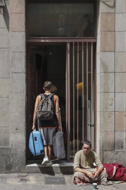 Turistes arriben a un pis turístic al barri del Gòtic, a Barcelona.