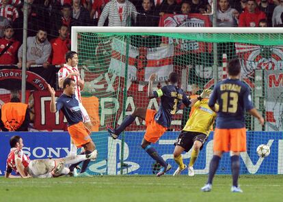 El defensa del Olimpiacos Vassilis Torossidis marca uno de los dos goles de su equipo.