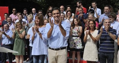 Pedro S&aacute;nchez junto a Idoia Mendia (i), hoy en San Sebasti&aacute;n.