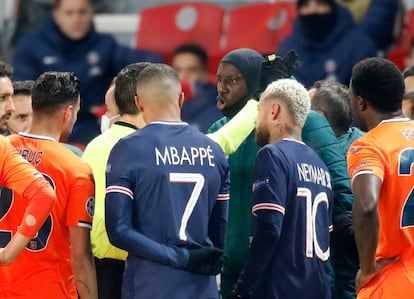 Los jugadores del PSG y el Istanbul Basaksehir protestan por el insulto racista del cuarto árbitro sobre Webó el pasado martes.