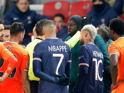 Los jugadores del PSG y el Istanbul Basaksehir protestan por el insulto racista del cuarto árbitro sobre Webó el pasado martes.