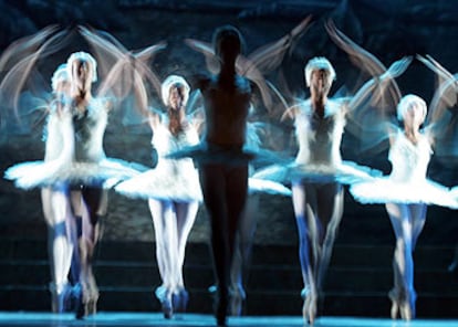 Escena de <i>El lago de los cisnes</i> durante los ensayos del Ballet Nacional de Cuba en el teatro Albéniz de Madrid.