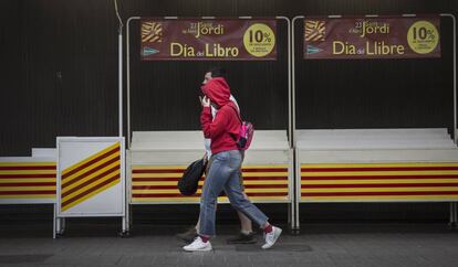 Un puesto de libros ya instalado ayer, en Barcelona.
