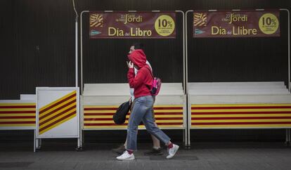 Un puesto de libros ya instalado ayer, en Barcelona. 