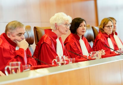 Miembros de la sala segunda del Tribunal Constitucional durante la comunicación de la sentencia sobre las elecciones de 2021, este martes en su sede de Karlsruhe, Alemania. 