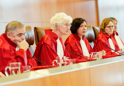 Miembros de la sala segunda del Tribunal Constitucional durante la comunicación de la sentencia sobre las elecciones de 2021, este martes en su sede de Karlsruhe, Alemania.