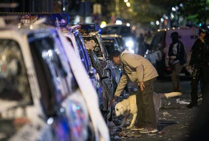 Els tres cotxes de la Guàrdia Civil que havien quedat a les portes de la conselleria han quedat destrossats, amb les rodes punxades, vidres trencats, pintades i cops.