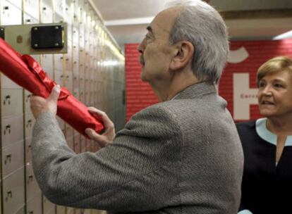 Juan Gelman introduce su legado en la caja acorazada de la sede central del Instituto Cervantes