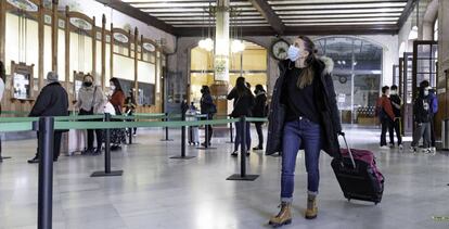 Una pasajera, en la estación de trenes de Valencia. 