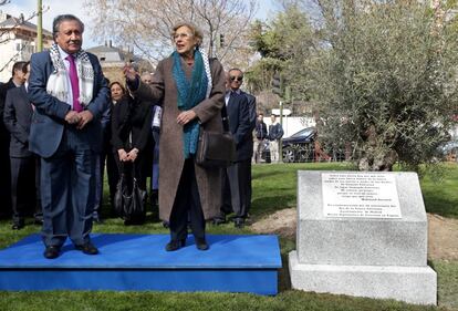 La alcaldesa de Madrid y el embajador de Palestina tras descubrir la placa.