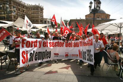 Trabajadores de Ford se manifiestan contra las regulaciones de empleo en el sector del automvil en Valencia.