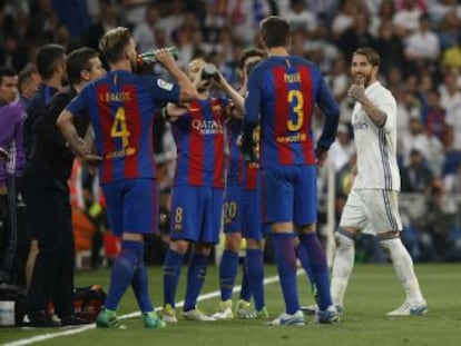 Tras ser expulsado, el capitán del Madrid se encaró con el central azulgrana, que había comenzado a calentar el clásico hace semanas
