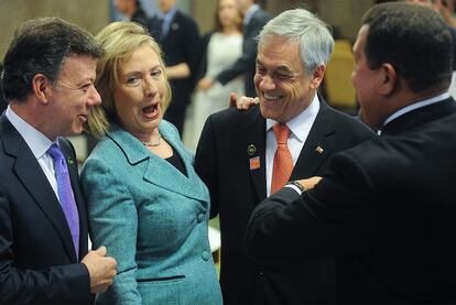 Durante toda la jornada se vieron mutitud de conversciones en los pasillos entre varios mandatarios. En la foto, de izquierda a derecha, el presidente colombiano José Manuel Santos; la secretaria de Estado norteamericana, Hillary Clinton; el presidente chileno Sebastián Piñera, y su homólogo venezolano Hugo Chávez.