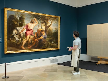 Jacobo Alcalde, frente a la obra de Rubens que va a copiar y, a la derecha, el lienzo que está preparando.