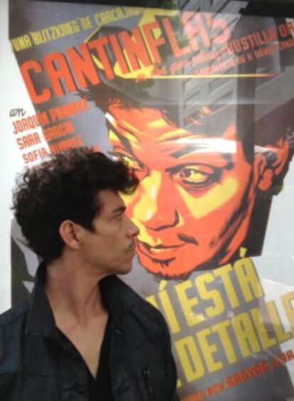 Óscar Jaenada diante de um cartaz de Cantinflas.