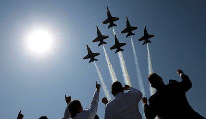Los Blue Angels de la Armada de los Estados Unidos realizan un vuelo durante la ceremonia de graduación de la Academia Naval, en Annapolis.