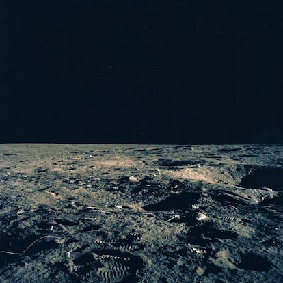 La segunda misión de aterrizaje lunar tripulada, 'Apollo 12', se lanzó desde la plataforma de lanzamiento 39-A en el Centro Espacial Kennedy en Florida, el 14 de noviembre de 1969, a través de un vehículo de lanzamiento Saturn V. Las actividades en el suelo lunar incluyeron el despliegue del Paquete de Experimentos de la Superficie Lunar del Apolo (ALSEP), el hallazgo del 'Surveyor 3 'no tripulado que aterrizó en la Luna el 19 de abril de 1967 y la recolección de 75 libras (34 kilogramos) de muestras de rocas. Esta es la vigésima tercera parte de las 25 imágenes capturadas por el equipo en un intento de proporcionar una imagen de la superficie lunar de 360 ​​grados. Los tripulantes de la misión 'Apollo 12' regresaron a salvo a la Tierra el 24 de noviembre de 1969.