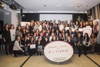 Alumnos, profesionales y directivos de L'Oréal, este jueves durante la entrega de diplomas a los participantes del programa.