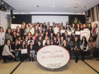 Alumnos, profesionales y directivos de L'Oréal, este jueves durante la entrega de diplomas a los participantes del programa.