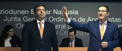 De izquierda a derecha, Francisco Arteche, consejero delegado de Euskaltel, y Alberto García Erauskin, presidente, en la junta de accionistas de 2017.