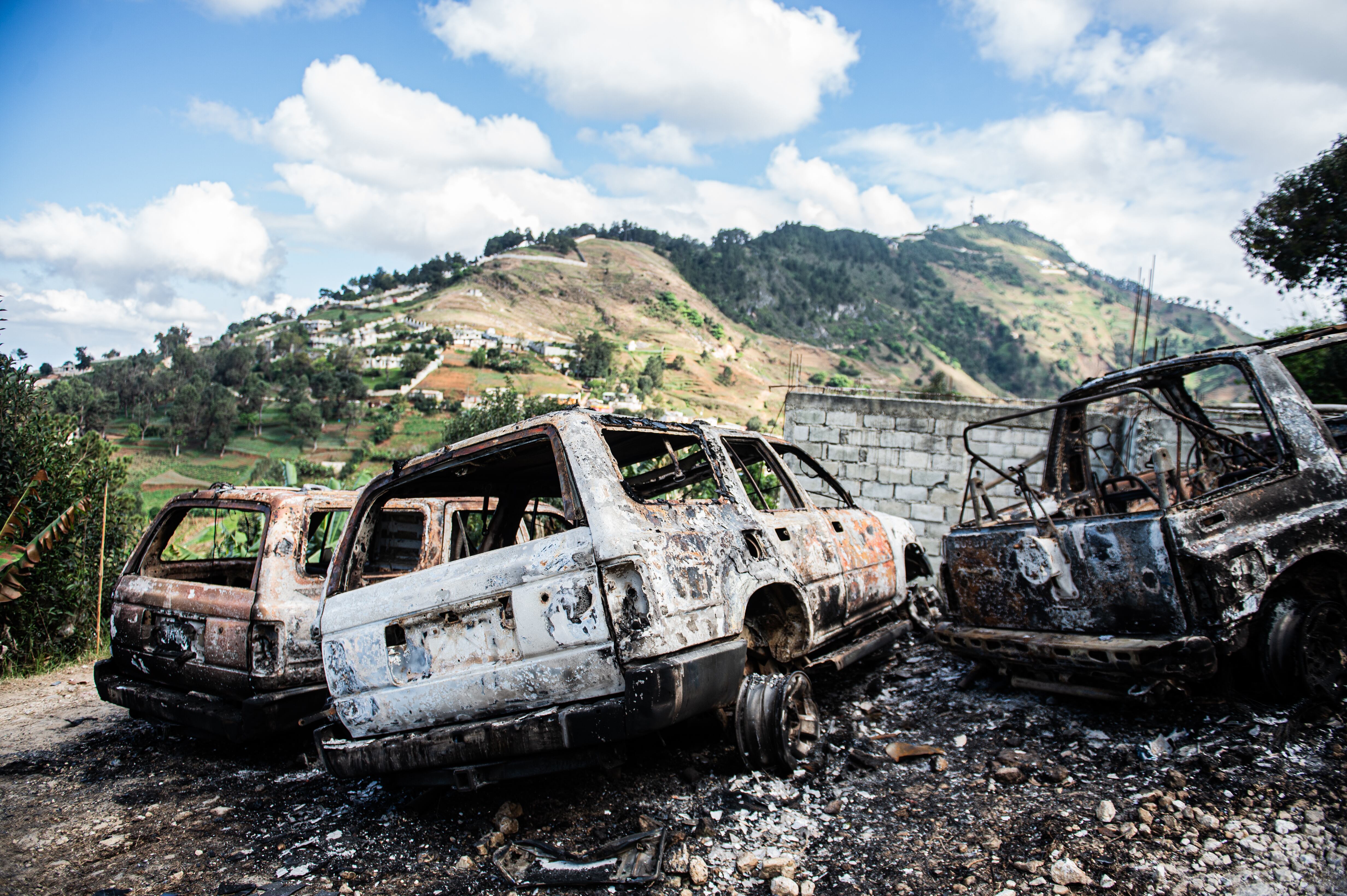 Autos quemados por pandillas en Puerto Príncipe, en enero de 2025.