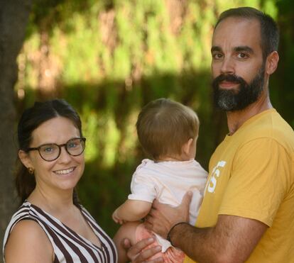 Irene Casanova y Gonçalo Rodrigues, con su hijo Marc, en la casa de La Canyada, Valencia, donde están de vacaciones.