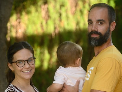 Irene Casanova y Gonçalo Rodrigues, con su hijo Marc, en la casa de La Canyada, Valencia, donde están de vacaciones.