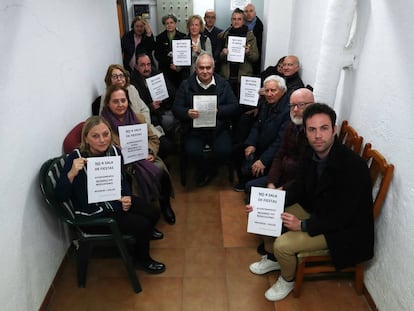 Vecinos afectados rodean a Emilio Ruiz, en el centro, que sostiene el acta de la reunión de vecinos de Fuente del Berro 29 en 1989.