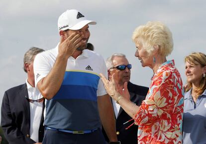 Sergio Garcia se limpia una lágrima mientras habla con Peggy, la viuda de Byron Nelson.