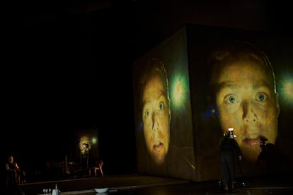 Branko Samarovski (Patriota), Peter Fasching (Peter Sedlatschek) y Marie-Luise Stockinger (Alice Schalek), que se autofilma y cuyo rostro aparece doblemente proyectado, en una escena de ‘Los últimos días de la humanidad’.