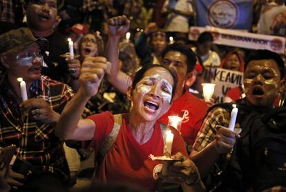 Los partidarios del gobernador de Yakarta, Basuki 'Ahok' Tjahaja Purnama, encienden velas y gritan consignas durante una manifestación fuera de la prisión de Cipinang, en Indonesia.