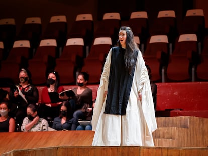 La soprano Cecilia Eguiarte en el papel de Sor Juana Inés de la Cruz, durante un ensayo de 'La sed de los cometas', el 23 de septiembre de 2022.